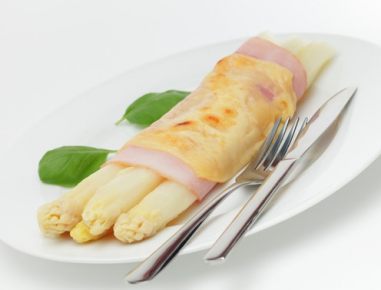 Spargel im Schinkenmantel mit Käse überbacken