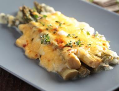 Grüner Spargel mit Landfrischkäse-Kruste und Kartoffeln