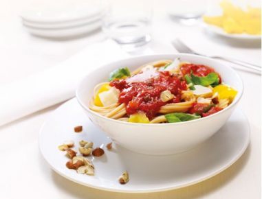 Spaghetti Integrale mit mediterranem Gemüse und Haselnüssen