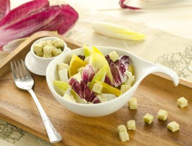 Chicorée-Radicchio Salat mit Blauschimmelkäse