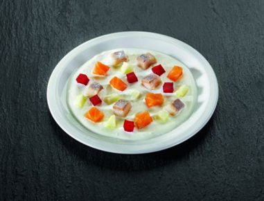 Kalte Sauerrahmsuppe mit Matjes, Lachs, Apfel und Roter Beete