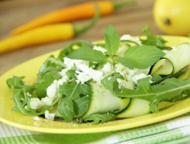 Zucchinisalat mit Minze und Schafskäse