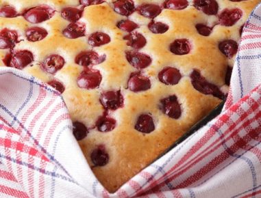 Blechkuchen mit Kirschen