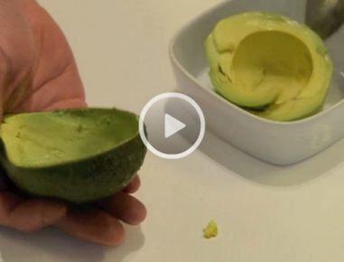 Eine Avocado schälen How