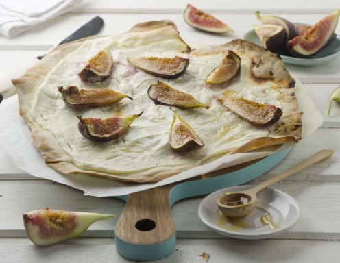 Flammkuchen mit Ziegenkäse und Feigen Flammkuchen mit Ziegenkäse und Feigen