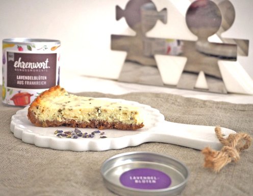 Cheesecake mit Lavendelblüten und weißer Schokolade