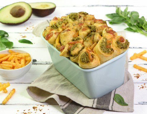 Knuspriges Käse-Zupfbrot mit Avocadopesto Knuspriges Käse-Zupfbrot mit Avocadopesto