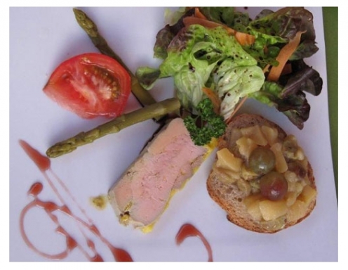 <p>Entenleber mit gr&uuml;nem Spargel auf Blattsalat</p>