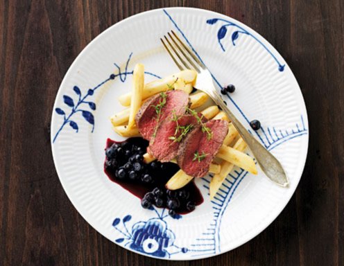 Hirschfilet in Heidelbeersauce und gebratenen Schwarzwurzeln Hirschfilet in Heidelbeersauce und gebratenen Schwarzwurzeln