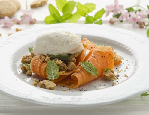 Ingwer-Karotten mit Keksbröseln und Mohneis Ingwer-Karotten mit Keksbröseln und Mohneis