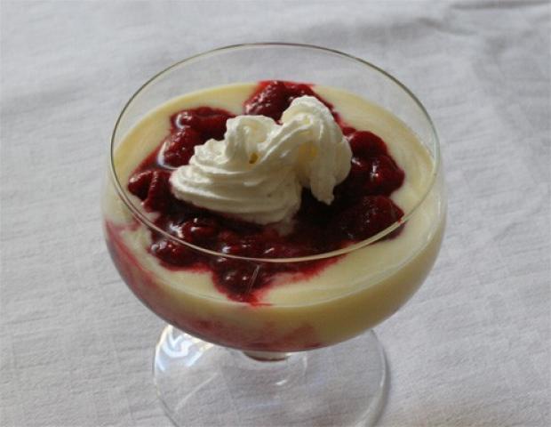 Heiße Liebe Vanillecreme mit Himbeeren Rezept