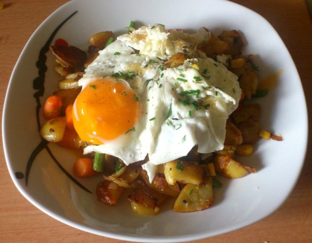 Kartoffel-Gemüse-Gröstl mit Spiegelei - Rezept - ichkoche.at