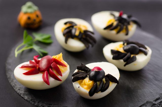 Gefüllte Eier mit Halloween-Spinne - Rezept - ichkoche.at