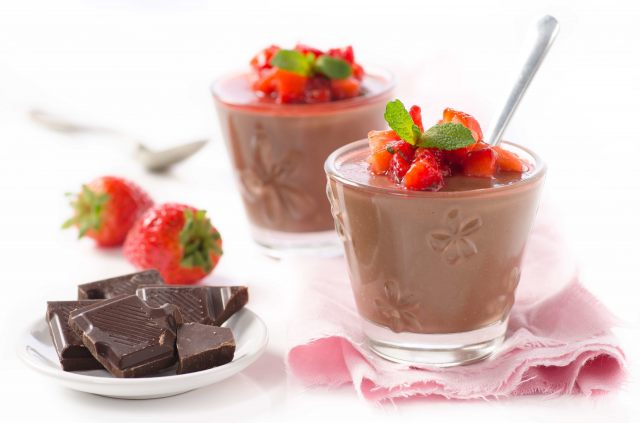 Vegane Schokoladenmousse mit Erdbeeren - Rezept - ichkoche.at