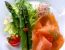 Salat vom grünen Spargel und Räucherlachs