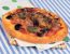 Pizza con capperi, olive e acciughe (Pizza mit Kapern, Oliven und Sardellen)