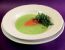 Rucolaschaumsuppe mit Lachsforelle und frittiertem Rucola