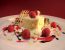 Mousse von gerösteten Mandeln mit Himbeeren und Strohbiskuit