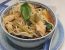 Scharfe Kokos-Nudelsuppe mit Huhn und Auberginen