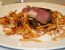 Filet Mignons mit Tigergarnele gefüllt auf schwarzer Bohnensauce und Strohkartoffeln