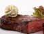 Mariniertes Rindersteak auf Sesamblinis mit Gartenkräuterbutter