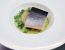 In Kräuteröl pochierter Alpenlachs auf Topinamburpüree mit Fèven