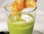 Grüne Zucchinisuppe mit Knusperblüte