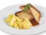 Gebackener Leberkäse mit Bratkartoffeln und Tomatensalat