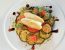 Knuspriger Schaffrischkäse mit Zucchini-Olivensalat