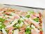 Pizza mit Rohschinken, Rucola und Parmesan