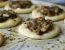 Pizzette mit Melanzani und Pinienkernen