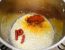 In einer Pfanne die Butter zum Schmelzen bringen und die Zwiebel darin kräftig anrösten. Mit Paprika