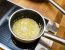 Die Zwiebeln fein hacken und in Butter anschwitzen.