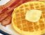 Pikante Oliven-Pfefferoni-Waffeln mit knusprigem Speck