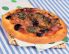 Pizza con capperi, olive e acciughe (Pizza mit Kapern, Oliven und Sardellen)
