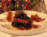 Gamsmedaillons auf Kräuterpalatschinke mit Vogelbeeren und Rotweinzwiebeln