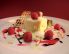 Mousse von gerösteten Mandeln mit Himbeeren und Strohbiskuit