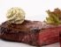 Mariniertes Rindersteak auf Sesamblinis mit Gartenkräuterbutter