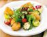 Backhendlsalat mit gebratenen Zucchini und Paradeisern
