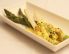 Weißer und grüner Spargel in Tofu-Kurkumasauce