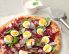 Rote Pizza mit Heringssalat