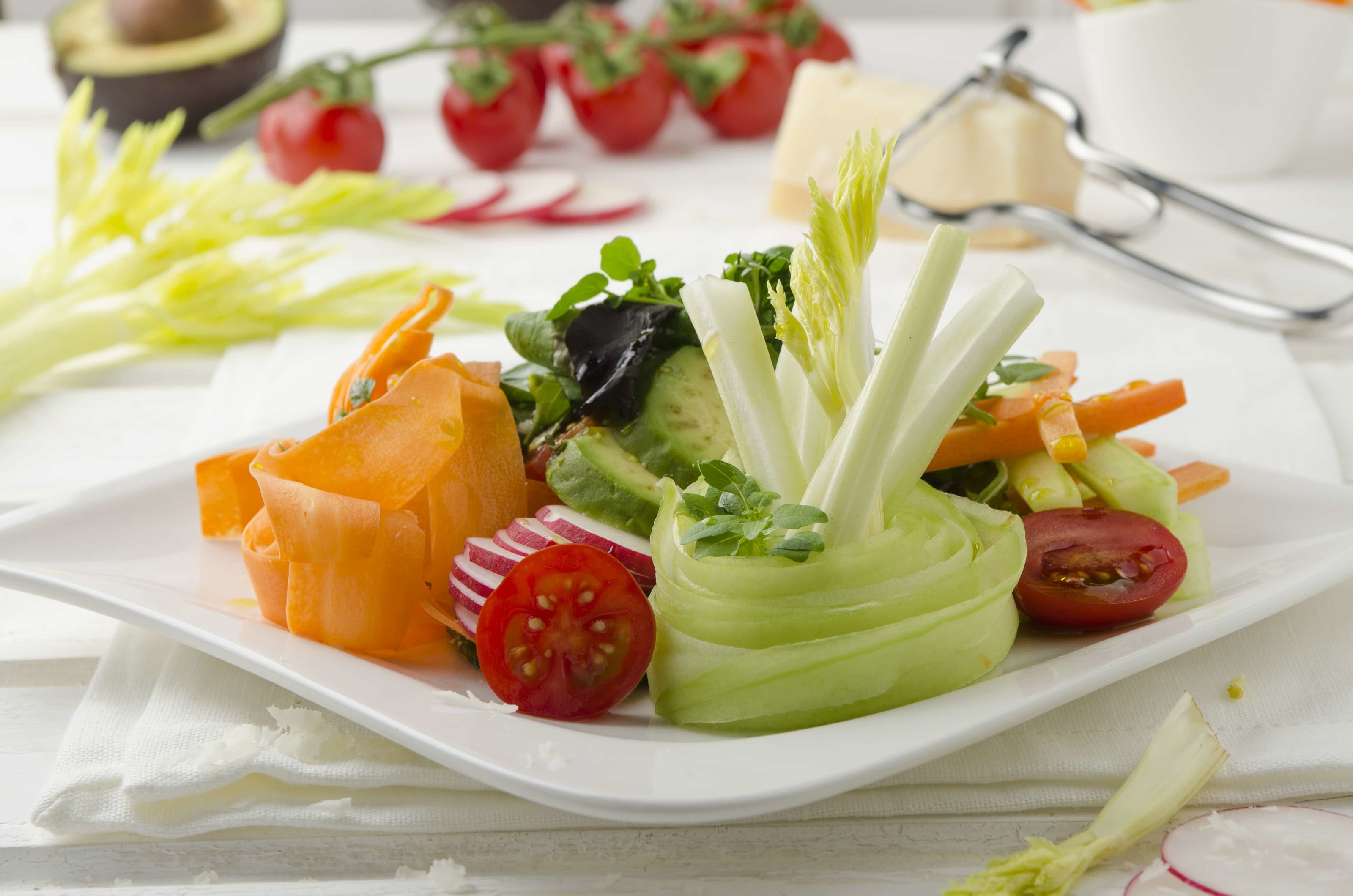 Bunte Salatplatte mit Rohkost und Parmesandressing