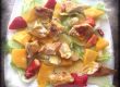 Salat mit Hühnerbrust, Erdbeeren und Mango