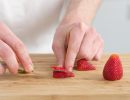 Schritt 4: Die Erdbeere von beiden Seiten zur Mitte hin einschneiden.