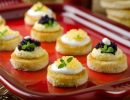 Zweierlei Kaviar mit Eiercreme auf knuspriger Brioche