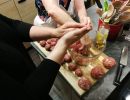 Die ichkoche.at-Userinnen Angelika und Herta rollten fleißig Fleischbällchen!
