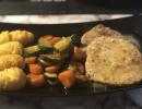Schweinskotelettes mit Kroketten und Gemüse