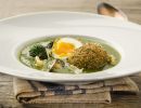 Brokkoli-Suppe mit gebackenem Ei