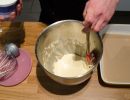 Schritt 1: Zucker und Eidotter zu einer hellen Creme aufschlagen (eventuell danach Vanillemark einrühren).