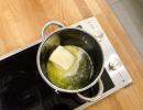 <p>Topfenstrudel Rezept Schritt 1 - Die Butter schmelzen.</p>